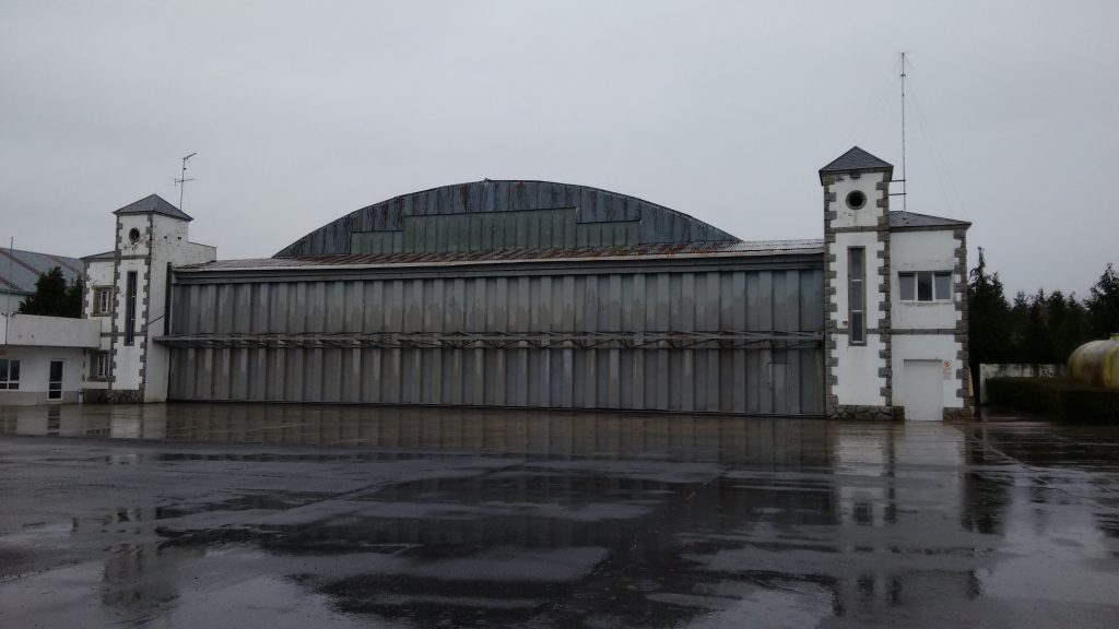 De uit WW-II stammende Duitse hangaar op vliegveld Rozas